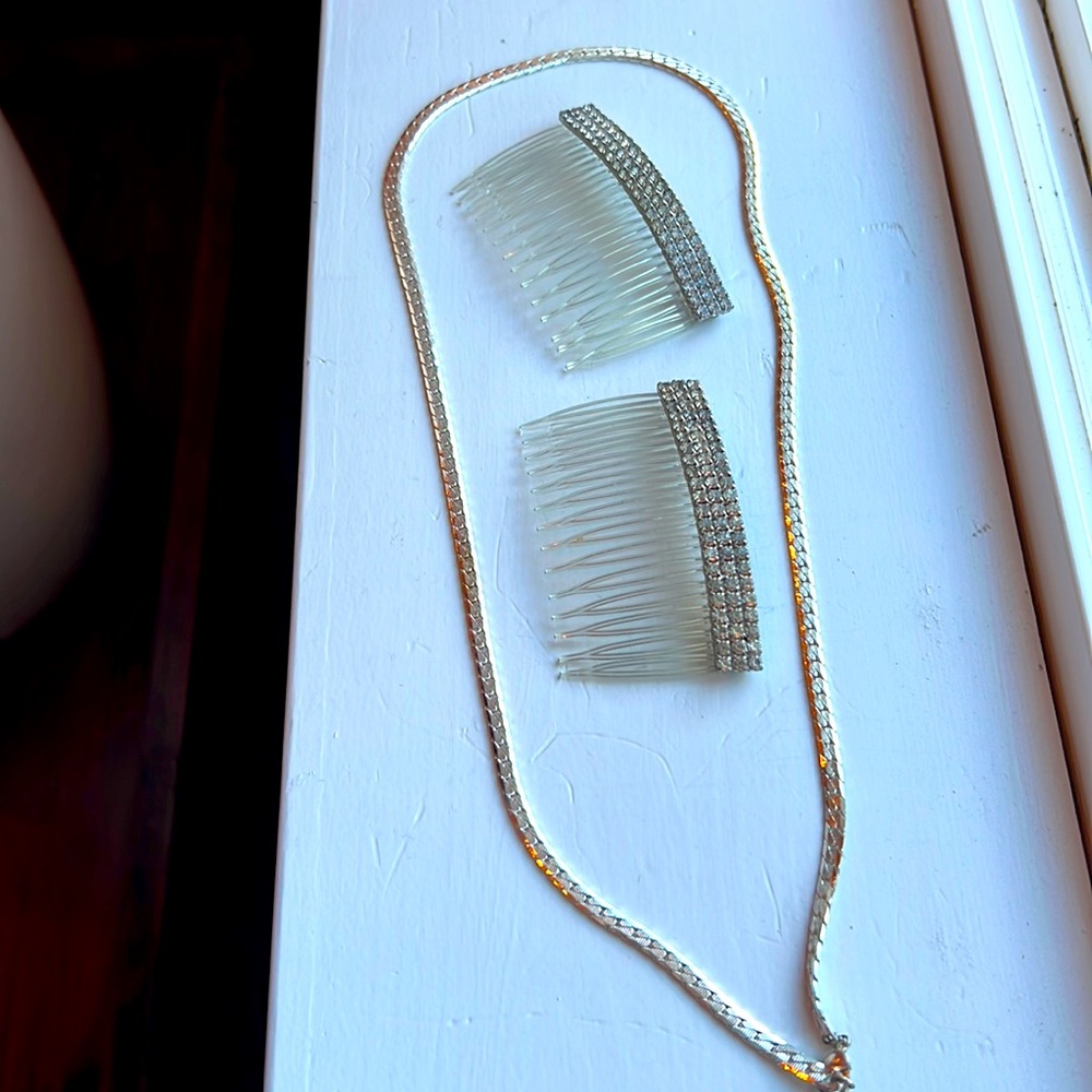GUC set of Costume 24” silver chain necklace & 2 rhinestone hair clips